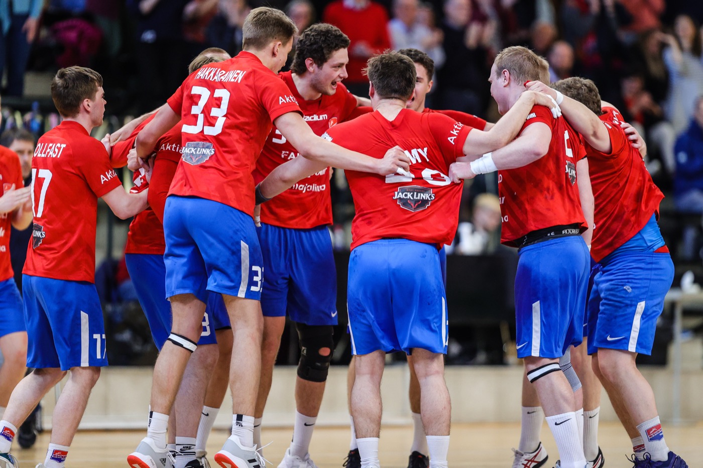 Dickens spelare firar tillsammans efter matchen.